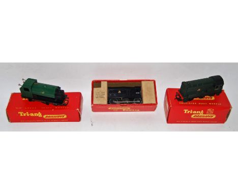 Triang early R152 black diesel shunter some fatigue to body due to age, box with inner packing (G-BG), later green diesel shu