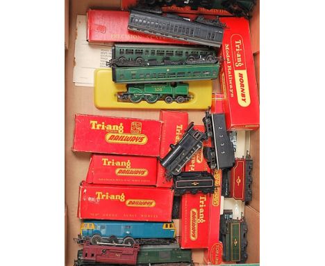 Tray containing mixed collection of locomotives, tenders, rolling stock including Triang R251 engine and R33 tender (G-BG), R