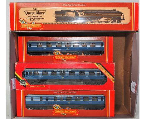 Hornby R834 LMS blue/silver streamlined 'Queen Mary' engine and tender (NM-BG) together with 6 R422 and 2 R423 matching coach