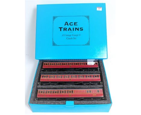 ACE Trains set of three coaches commemorating the 30th anniversary of The Hornby Railway Collector's Association (NM-BNM)