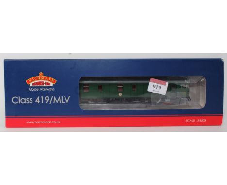A Bachmann 31-266 BR (SR) green Motor luggage van No. S68006 yellow warning panels (NM-BG)