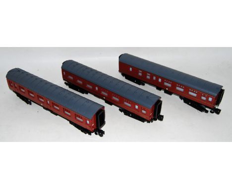 Three Lionel coaches for Hogwarts Express, all equipped with internal lighting, running numbers 99718, 99719 &amp; 99720. (NM