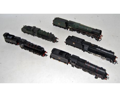 Tray containing 5 unboxed engines and tenders, details added to some Hornby 'Firth of Clyde', class 8F, Bachmann BR black cla