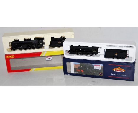 A Hornby R2880 Railroad series BR black class 9F engine and tender No. 92221 (NM-BG) together with Bachmann 32-257A WD Auster