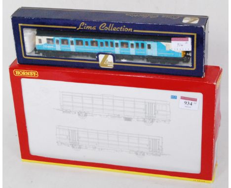 A Hornby R2700 class 142 railbus Arriva Trains livery (M-BM) and a Lima class 121 railcar repainted in Arriva livery (GR-BG)