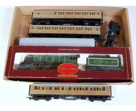 A Hornby Toplink R2020 LNER lined green "Flying Scotsman" engine and tender (VG-BVG), together with 4 early series Gresley te