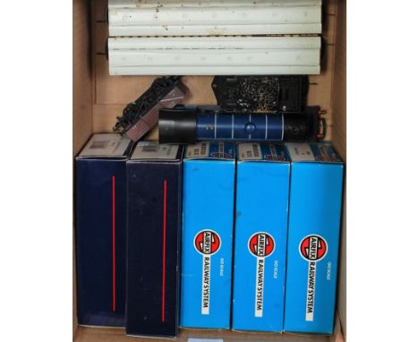 A mixed lot containing Hornby BR blue class B12 engine and tender with 2 red cream clerestory coaches, all ex Eastern Belle s