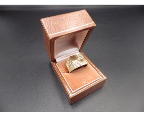9ct hallmarked gold mens signet ring (1970's) Size V, 12.03g total weight
