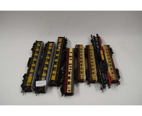 00 GAUGE MODEL RAILWAY COLLECTION TO INCLUDE THREE HORNBY PULLMAN DINING CARS, TRI-ANG BRAKE COACH, LIMA CAR TRANSPORTER AND 