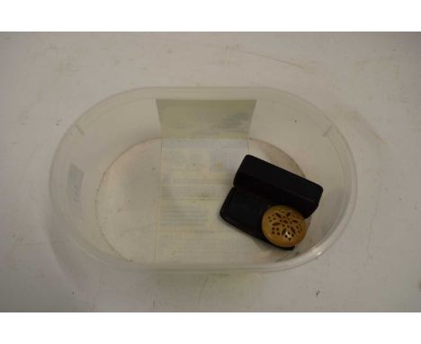 BOX OF MIXED ITEMS : PAPIER MACHE SNUFF BOX AND A FURTHER SMALL HARDSTONE BOX (2)
