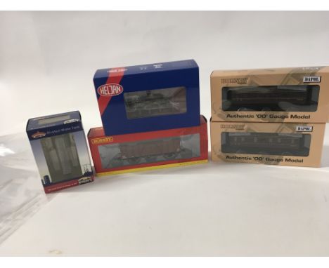 Collection of 3 model railway carriages by Hornby Scenery water tower by Bachmann. Locomotive by Heljan 99511 Southern L&amp;