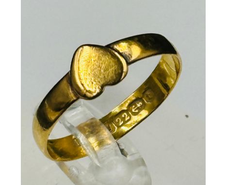 A 22ct gold ring with heart motif approximate size P and weight 2.4g