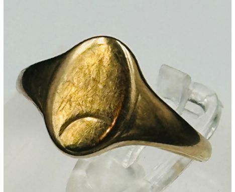 A 9ct gold signet ring approximate weight 2.5g and size P