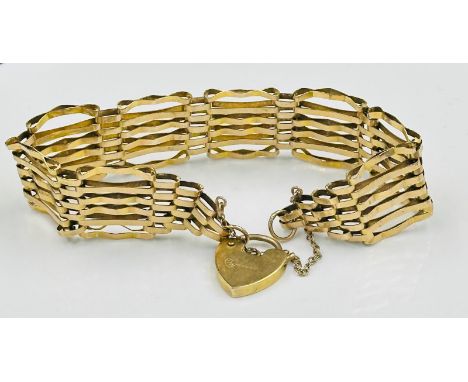 A 9ct gold gate bracelet with a heart shaped fastener, and an approximate weight of 9.7g 