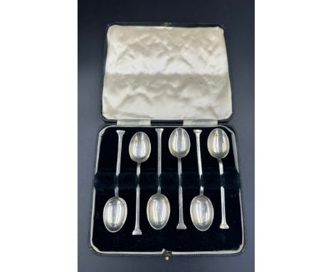 A boxed set of Art Deco silver spoons by R F Mosley & Co hallmarked for Sheffield 1937.