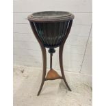 An Edwardian mahogany jardiniere stand (H90cm Dia37cm)