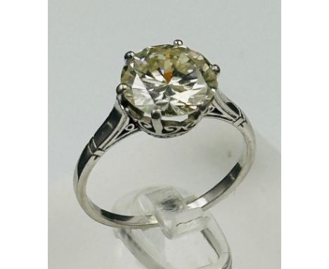 An antique diamond ring mounted on white metal, platinum. 9.35 x 9.39 x 5.17mm Approximately 2.4ct LM colour VS clarity