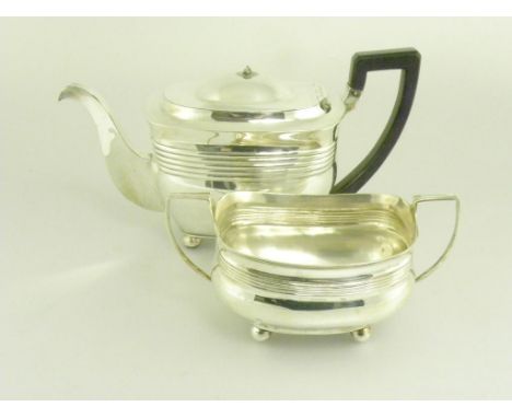 A GEORGE III SILVER TEAPOT AND SUGAR BOWL, BOTH LONDON 1806 AND 1809, 21OZS