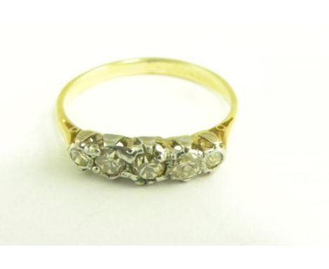 A DIAMOND 5 STONE RING IN GOLD, 2.8G