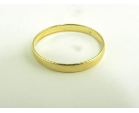 AN 18CT GOLD WEDDING RING, 1.6G