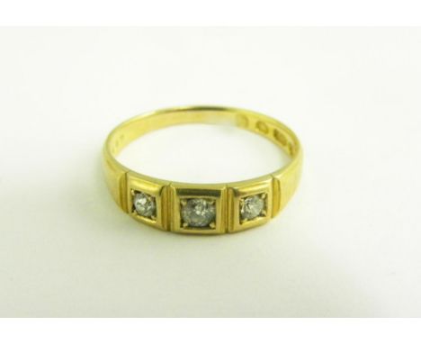 A DIAMOND THREE STONE RING IN 18CT GOLD, 2.4G