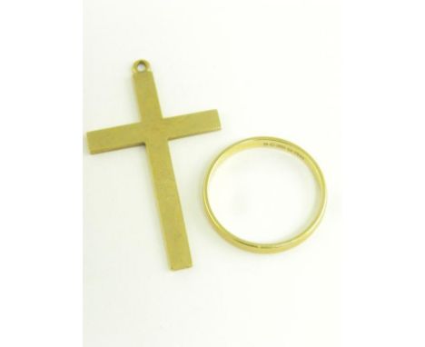 A 9CT GOLD CROSS AND WEDDING RING, 4.2G