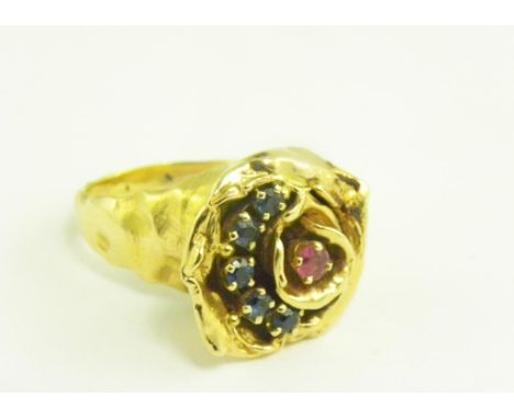 A RUBY AND SAPPHIRE SET ROSE RING, IN GOLD, MARKED 18K, 12.5G