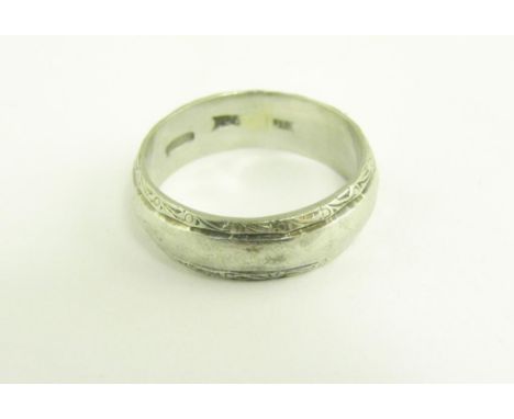 A PLATINUM WEDDING RING MARKED PLAT, 7.6G