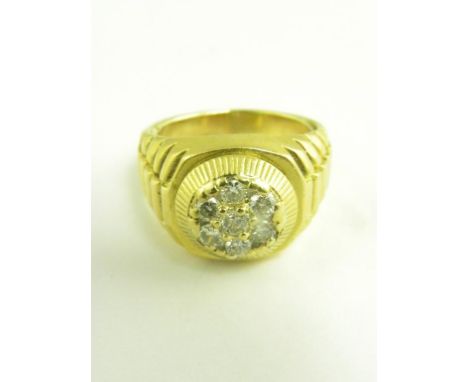 A DIAMOND CLUSTER RING IN GOLD, UNMARKED, 17G