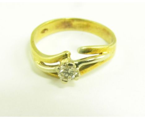 A DIAMOND RING IN GOLD, MARKED 750, 3.9G