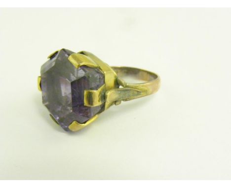 AN AMETHYST RING IN GOLD, MARKED 9K, 10.3G