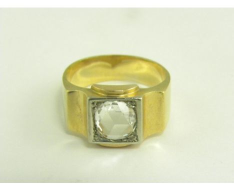 A DIAMOND RING, IN GOLD, UNMARKED, 7.5G