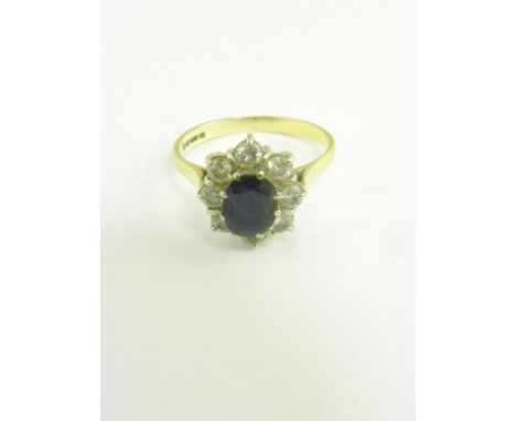 A SAPPHIRE AND DIAMOND CLUSTER RING IN 18CT GOLD, 4G