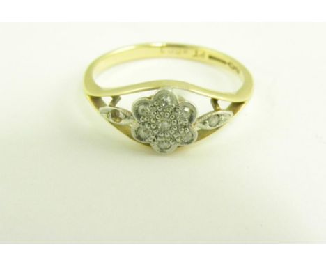 A DIAMOND CLUSTER RING, IN GOLD, MARKED 18CT PT, 2.6G