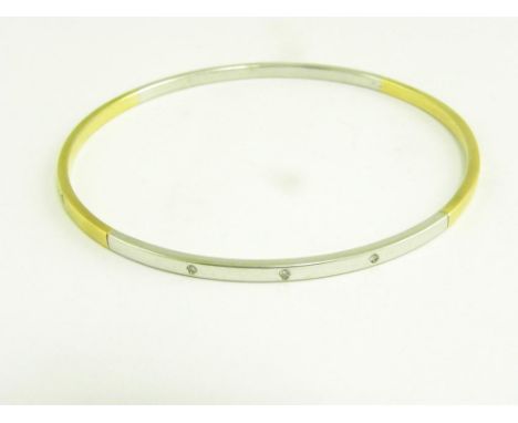 A DIAMOND BANGLE OF TWO COLOUR GOLD, INDISTINCT CONTROL MARKS, 7.4G