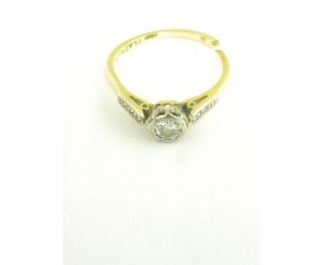 A DIAMOND RING, IN GOLD, MARKED 18CT PLAT, CUT