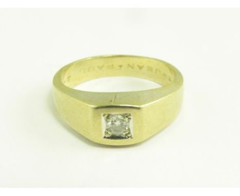 A DIAMOND RING, IN GOLD, UNMARKED, 12.6G