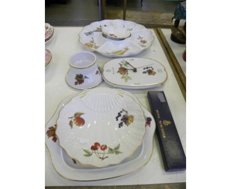 A SMALL GROUP OF ROYAL WORCESTER EVESHAM PATTERN WARE INCLUDING AN HORS D'OEUVRE DISH AND A WALL CLOCK