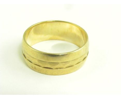 A 9CT GOLD WEDDING RING, 6.2G