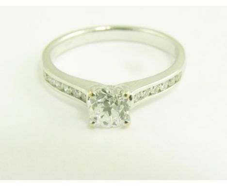 A DIAMOND SOLITAIRE RING WITH DIAMOND SHOULDERS, IN 18CT WHITE GOLD, 3.3G SOLD WITH ANCHOR CERT. DIAMOND REPORT: E COLOUR, SI