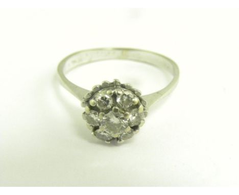 A DIAMOND CLUSTER RING, IN WHITE GOLD, UNMARKED, 3.1G