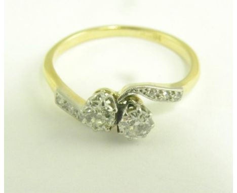 A DIAMOND RING IN GOLD, MARKED 18CT, 2.7G