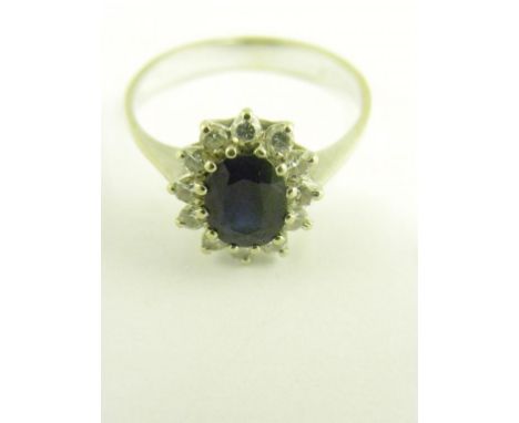 A SAPPHIRE AND DIAMOND CLUSTER RING, IN WHITE GOLD, 2.5G