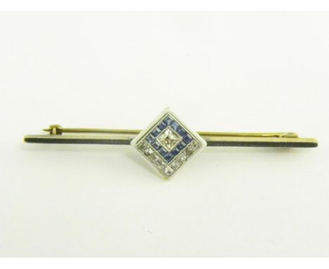 AN ART DECO DIAMOND CALIBRÉ CUT SAPPHIRE AND WHITE ENAMEL BAR BROOCH, 4.1G