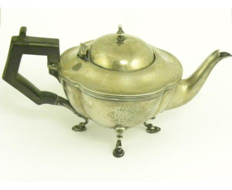 A GEORGE V SILVER TEAPOT, SHEFFIELD 1913, 11OZS GROSS
