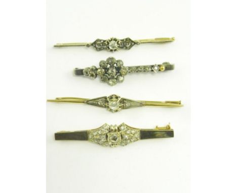 FOUR VARIOUS CONTINENTAL DIAMOND BAR BROOCHES, IN GOLD OR WHITE METAL, 20G