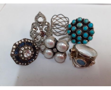 A group of 6 fashion rings to include a silver and 4 pearl ring with white clear stone to the centre, an Art Deco white clear