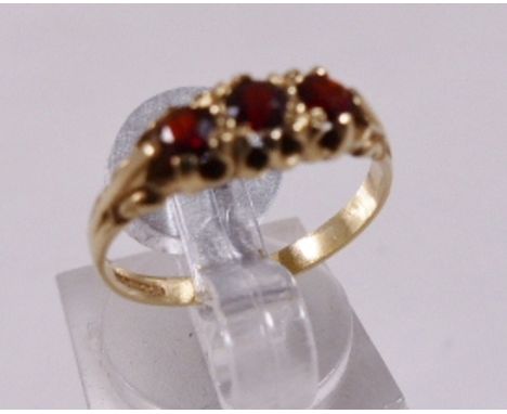 9CT GARNET RING. 9ct yellow gold garnet ring, size M