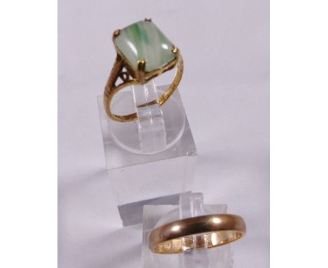 9CT JADE RING. 9ct gold jade ring and a plain band, 3,8g