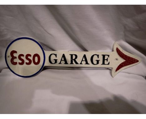 Cast iron Esso garage arrow, W: 40 cm. UK P&amp;P Group 2 (£20+VAT for the first lot and £4+VAT for subsequent lots) 